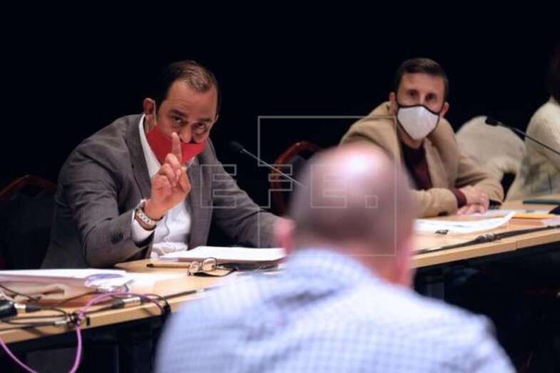 Foto de archivo del actual viceconsejero de Economía, Blas Acosta (PSOE), tomada el 25 de febrero de 2021, durante el pleno del Cabildo de Fuerteventura en el que anunció que renunciaba a su cargo de presidente de la corporación / EFE Carlos de Saá